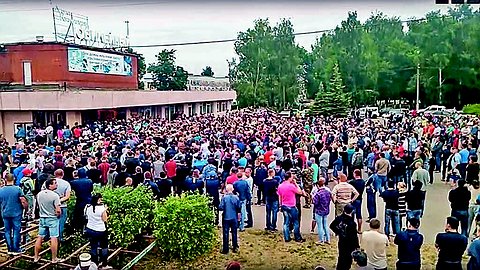 Они не работают и убивают нас. Зачем нам такие соседи?!