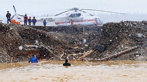 Дамбы не удержали реку