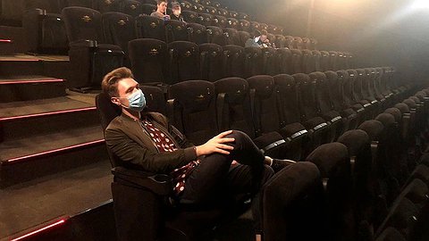 В первый день работы кинотеатров в Москве закрыли билетные кассы и не показывали рекламу перед фильмами