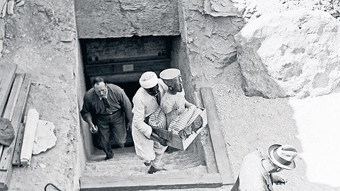 Как Тутанхамон вышел из гробницы, свел человечество с ума, начал Вторую мировую, объездил весь мир и вернулся домой