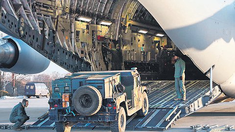 Фарс атакует